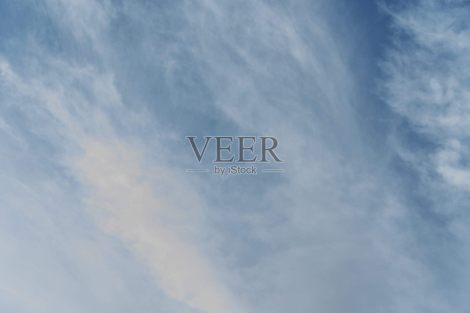 温暖的蓝天和细腻的云朵作为图形背景。照片摄影图片