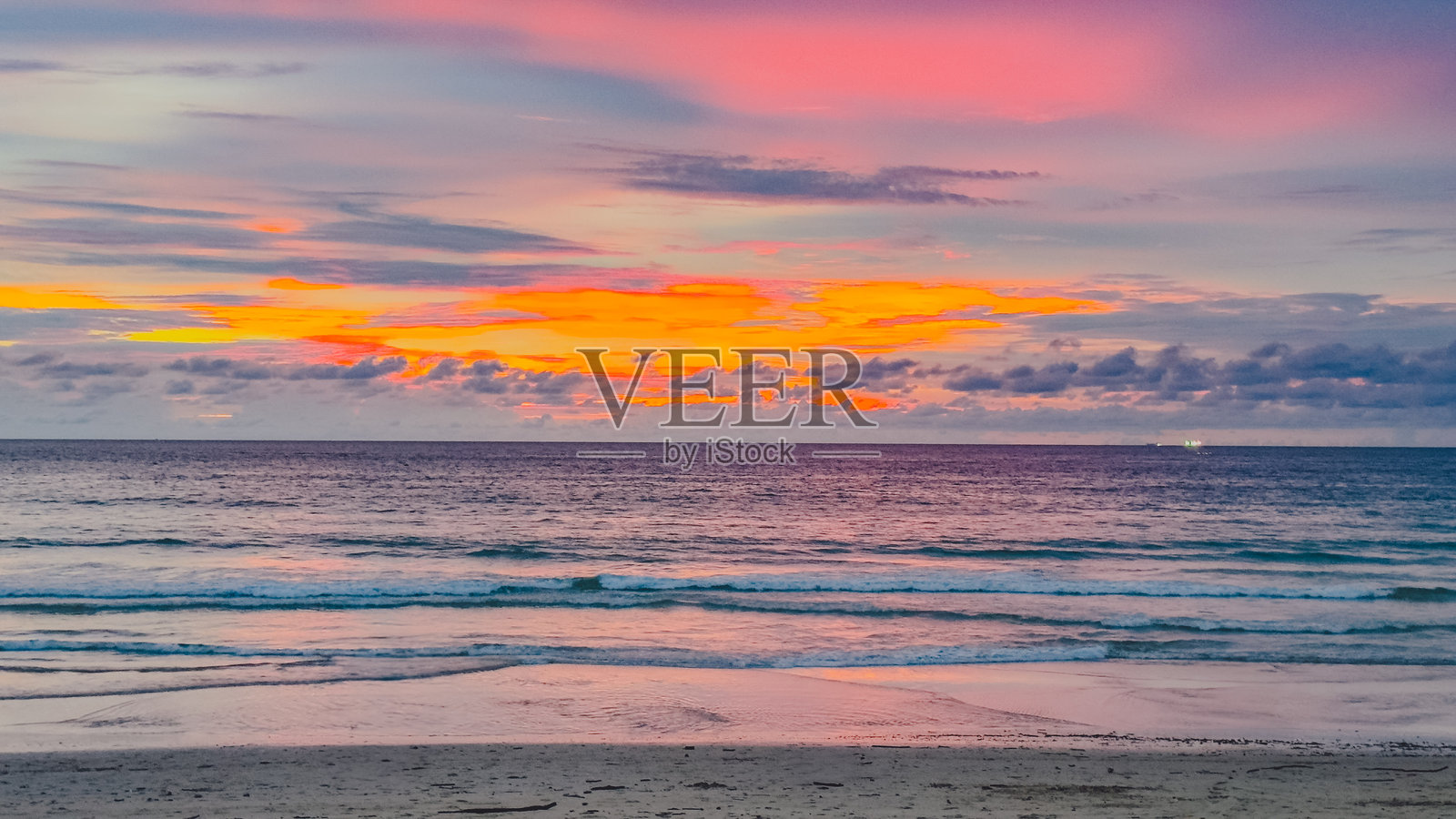 普吉岛卡伦海滩的日落照片摄影图片