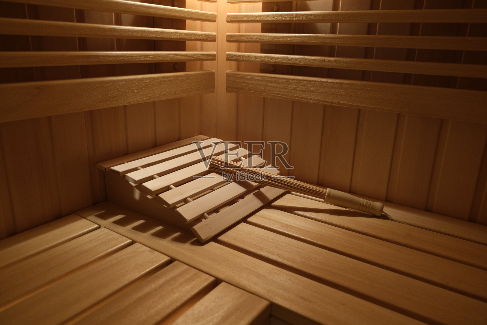 桑拿中的木制头枕和竹制按摩刷放在木制桑拿架上照片摄影图片