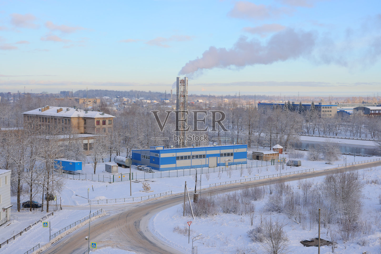 雪覆盖的工业景观,能从高处看到的排放和周边地区照片摄影图片