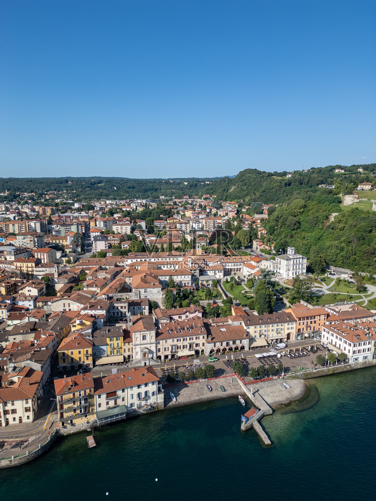 意大利北部的马焦雷湖畔的阿罗纳。照片摄影图片