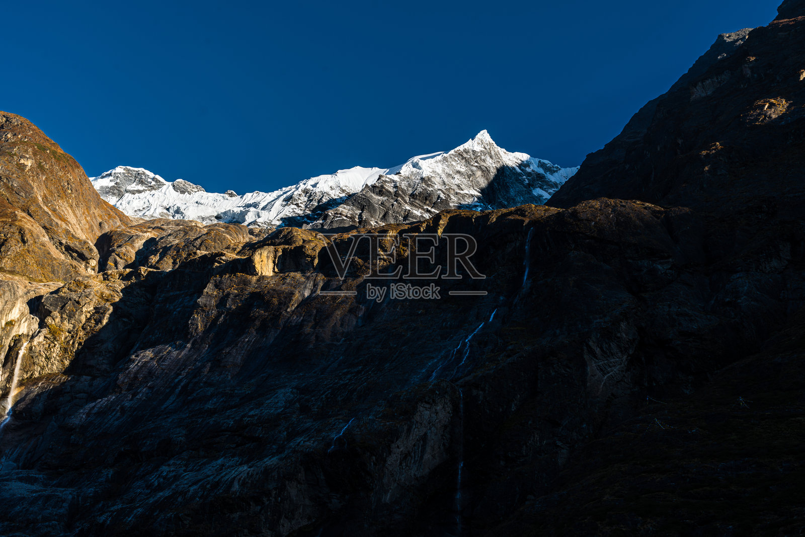 从康金喜马拉雅徒步旅行中看到的朗唐利润山日出风景,位于朗唐村。照片摄影图片