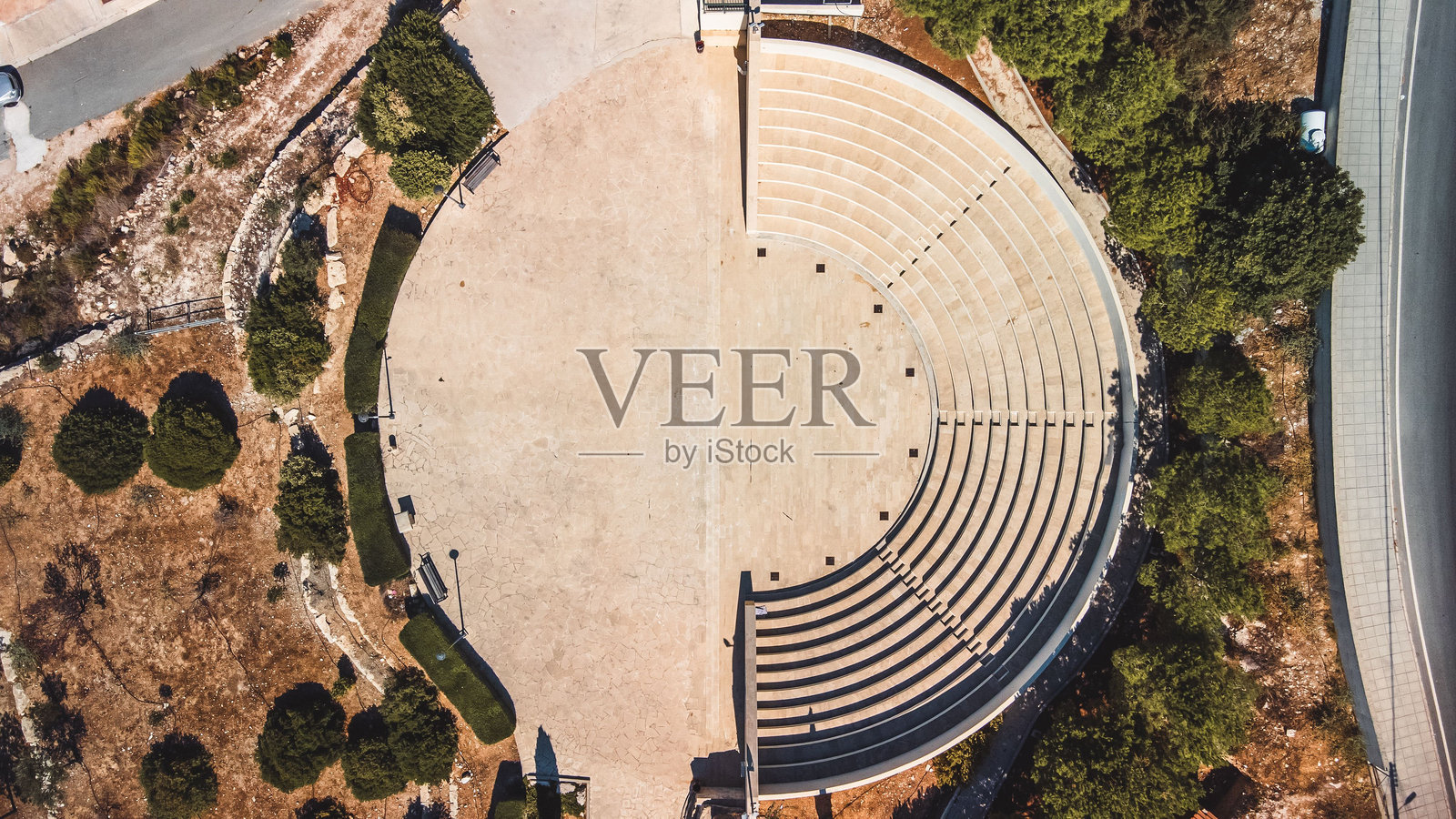 塞浦路斯帕福斯塔拉古代圆形剧场及周边的鸟瞰图照片摄影图片