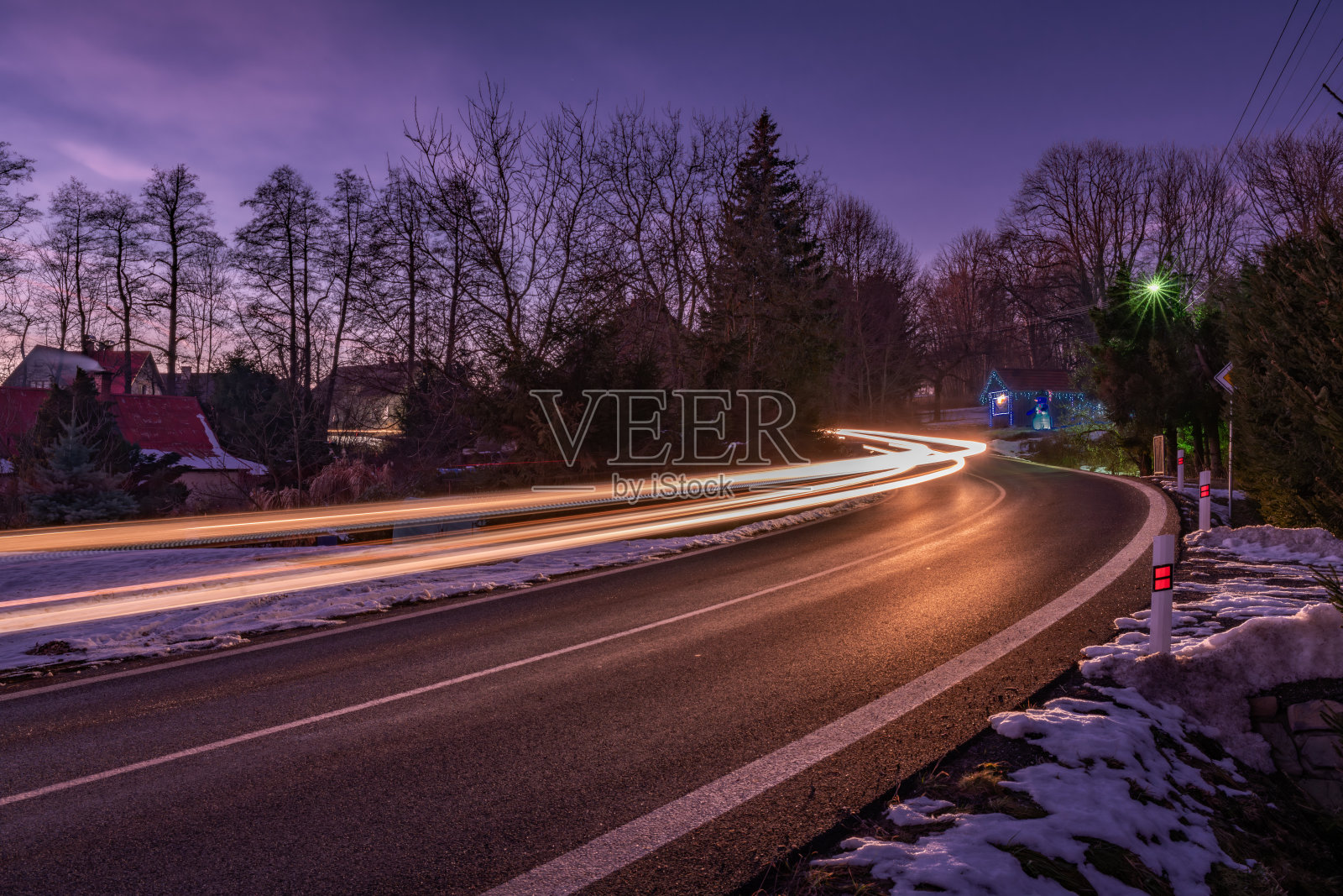 捷克罗普拉赫蒂采山村的夜晚,快速行驶的汽车与星空照片摄影图片