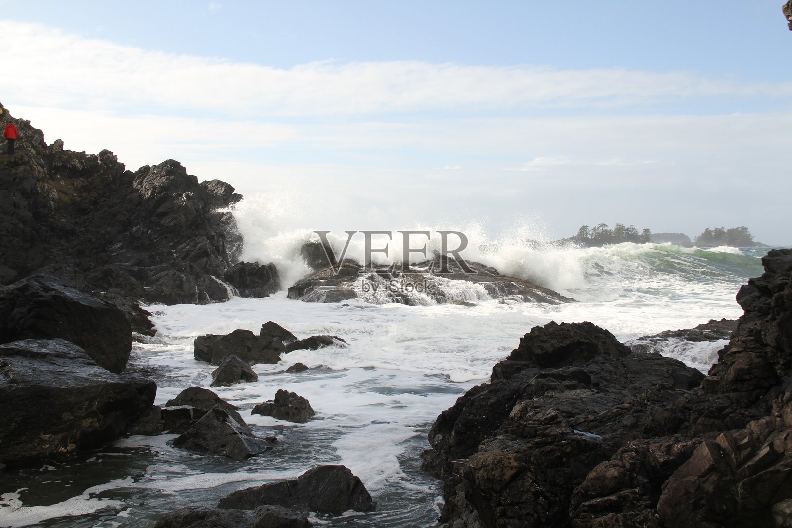 冲击岩石的浪潮照片摄影图片