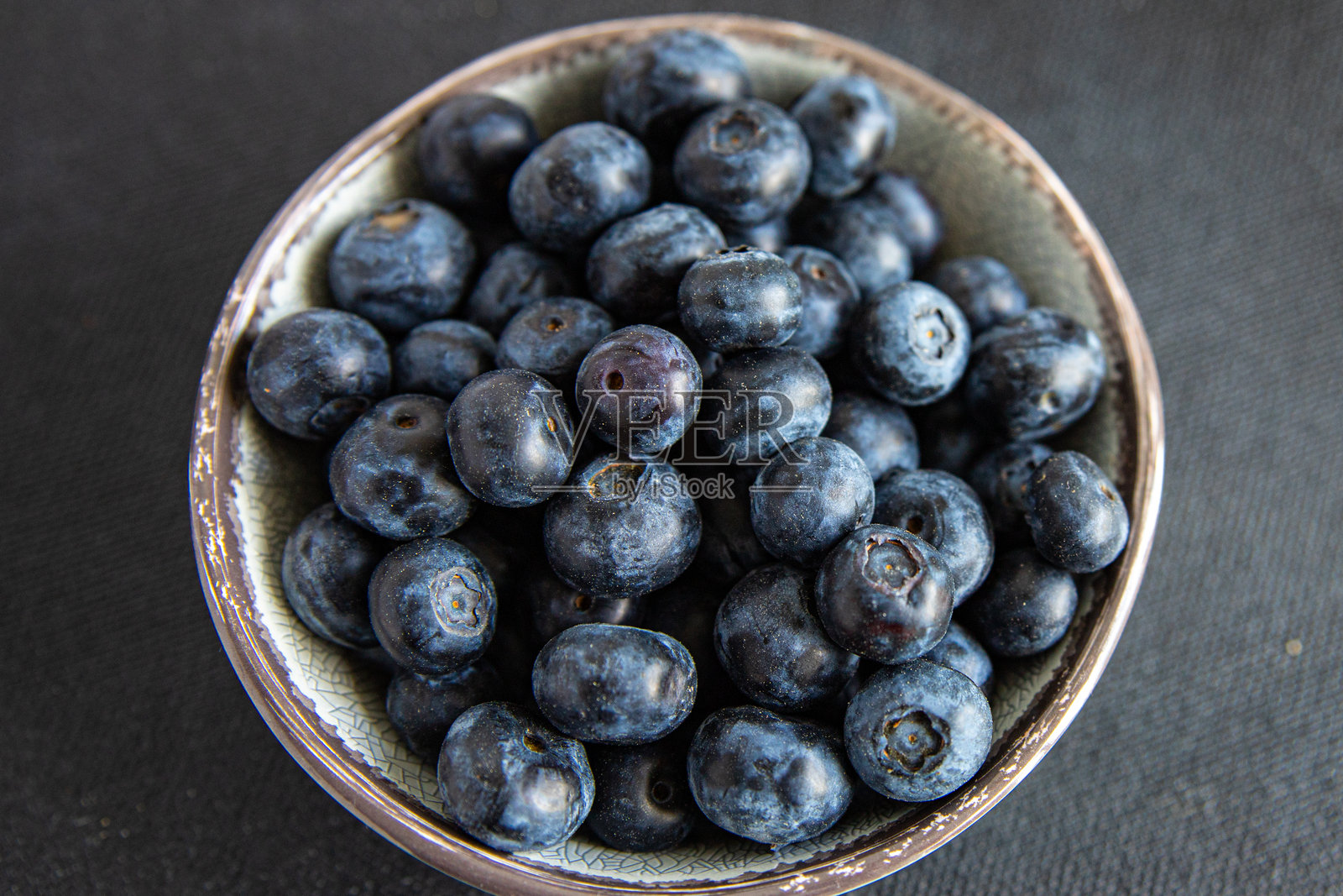 蓝莓成熟多汁,富含维生素的天然产品,鲜美的零食,精致的美食,桌面背景,乡村风格的食物,俯视图,留白,适合生酮和古饮食,素食和纯素食。照片摄影图片