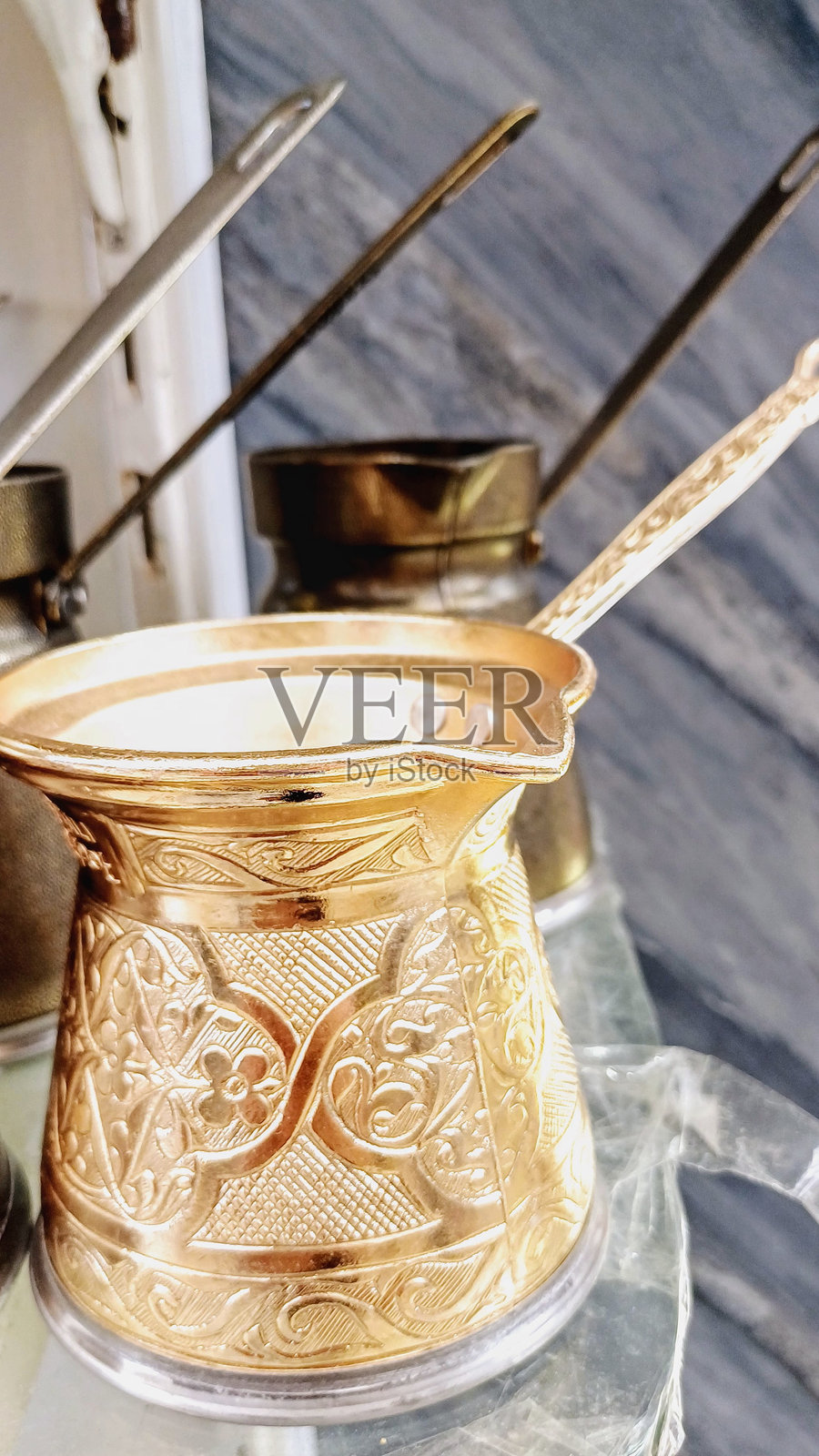 铜制土耳其咖啡壶。照片摄影图片