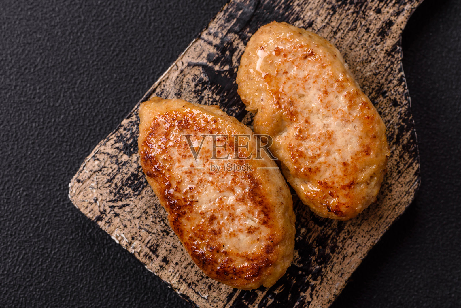 美味的新鲜炸鱼肉饼,配以香料和草药照片摄影图片