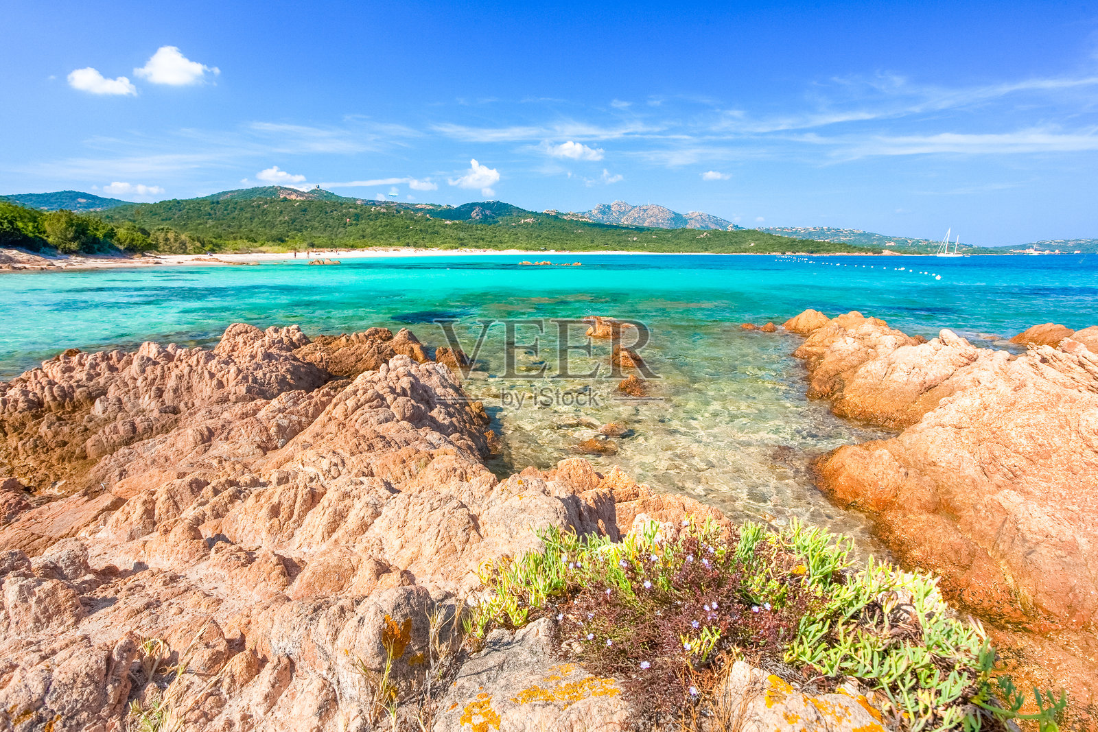 意大利,撒丁岛,奥尔比亚地区,斯梅拉尔达海岸,靠近波尔图切尔沃的利西亚鲁贾海滩照片摄影图片