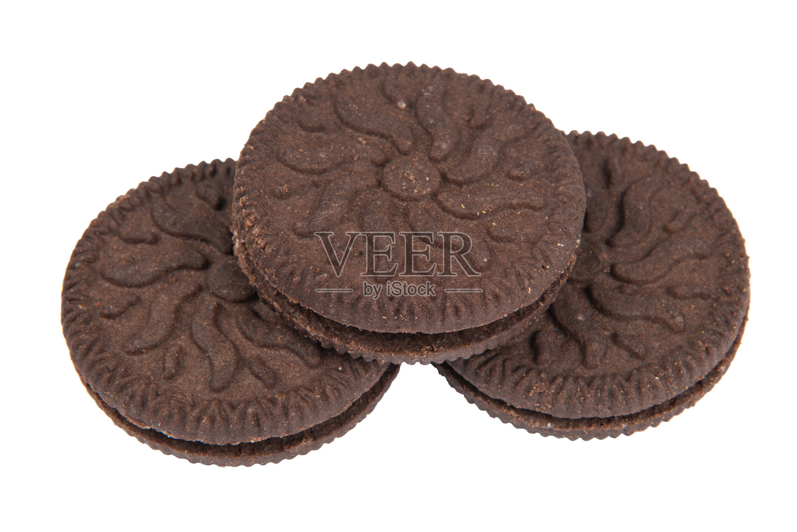 棕色巧克力碎片饼干,背景为白色。照片摄影图片