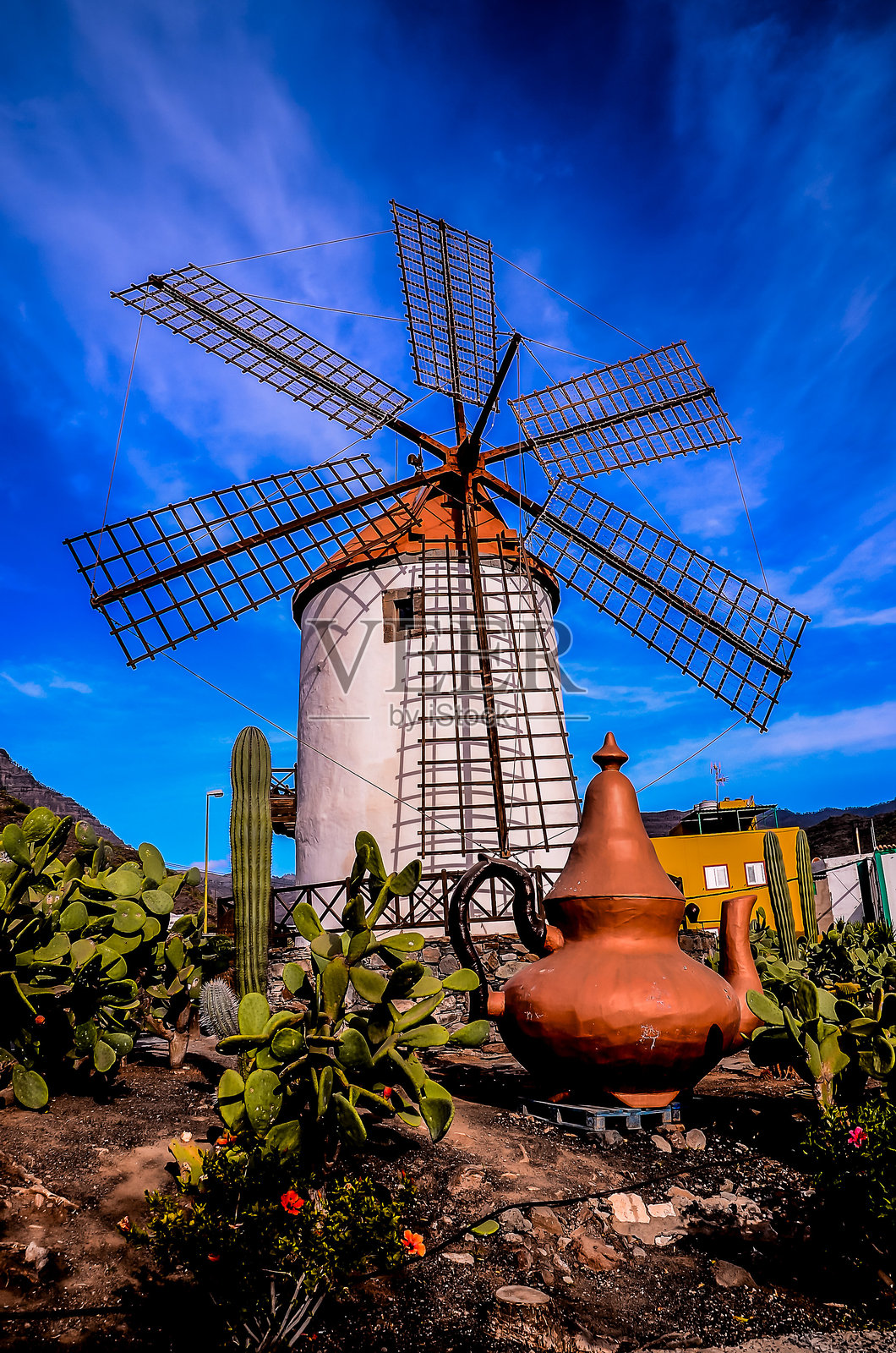 一座顶部有大锅的风车照片摄影图片