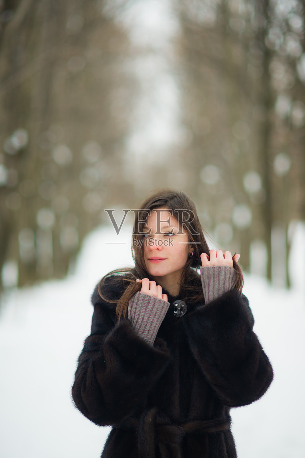 冬季美丽年轻女性的肖像照片摄影图片