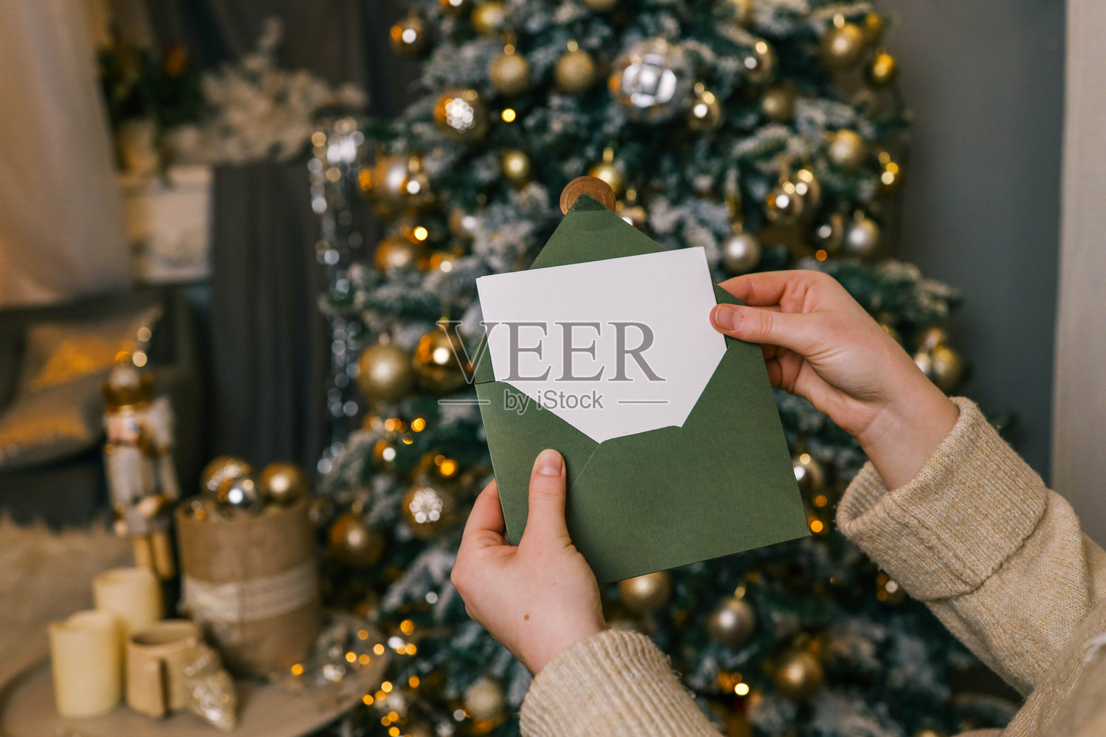 女孩手持信件,留有空白处可填写,圣诞气氛照片摄影图片