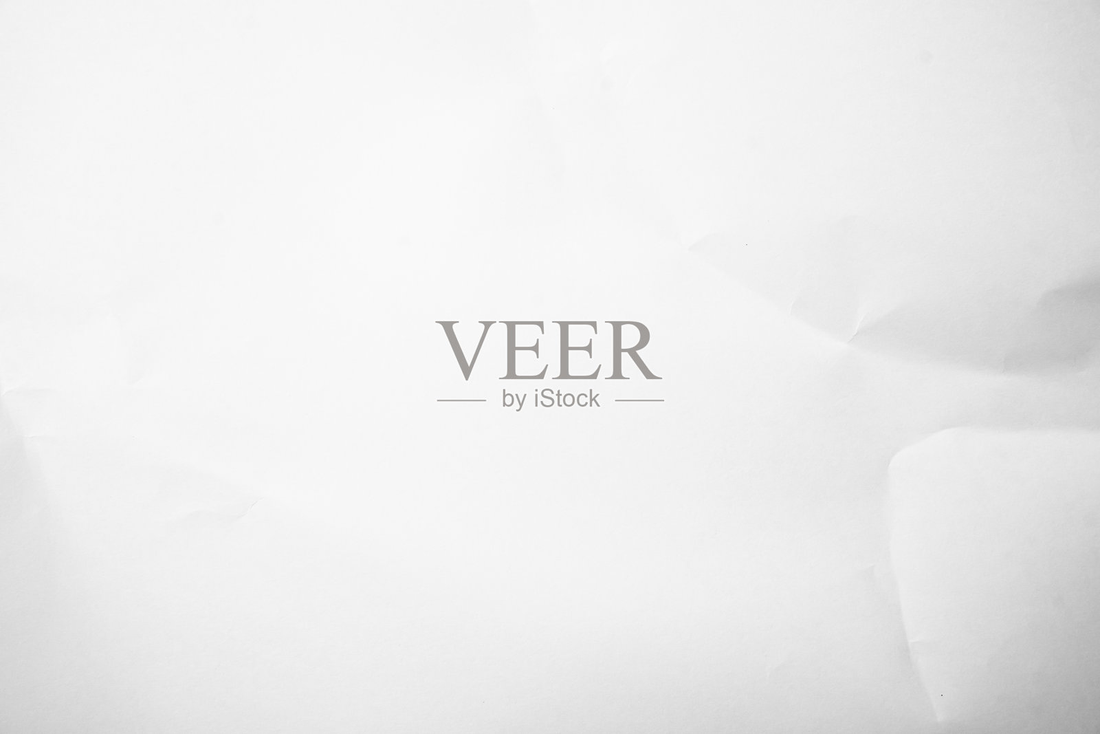 白色纸张纹理背景。皱褶的白色纸张抽象形状背景,留有文本空间。照片摄影图片