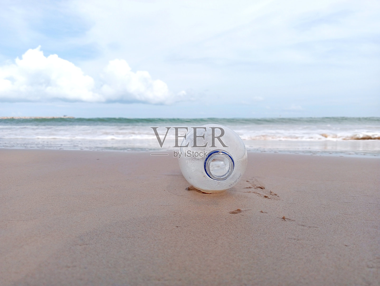 海滩上的空塑料瓶照片摄影图片