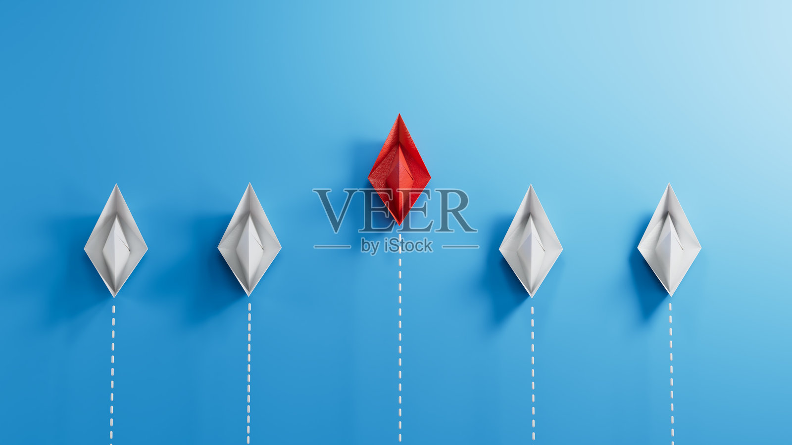 蓝色背景上的纸船,商业竞争概念。领导者船代表新创意的竞争。竞争者个体指向不同方向,寻找新的竞争解决方案。照片摄影图片