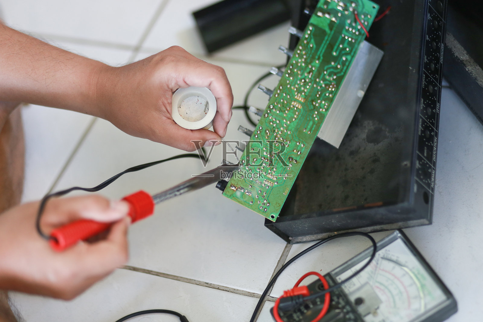 修理主板的手部特写照片摄影图片