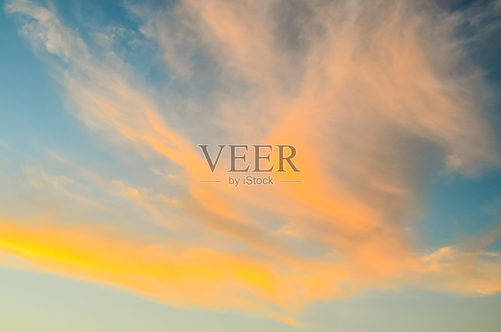 美丽的蓝天中间有一朵粉橙色的云彩照片摄影图片