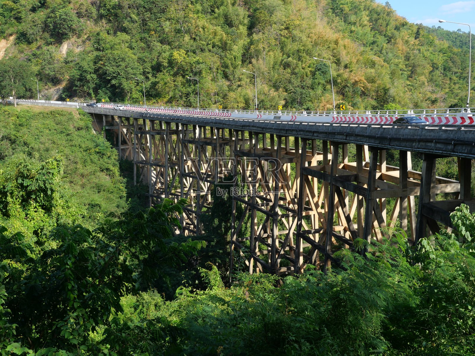 普尔昆帕穆昂桥或怀通桥,位于山谷中,周围环绕着山脉和绿色森林照片摄影图片