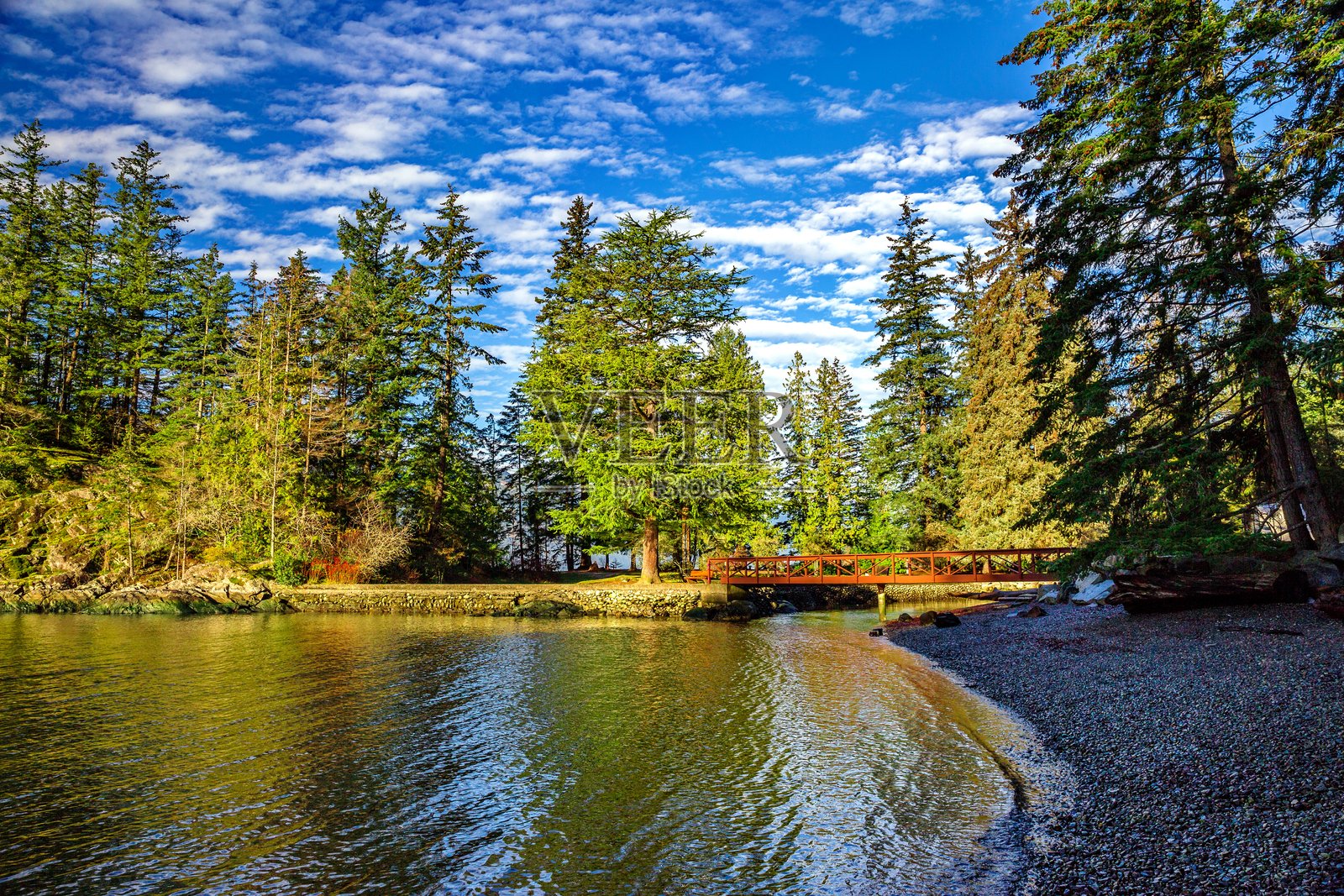 小溪上的桥照片摄影图片