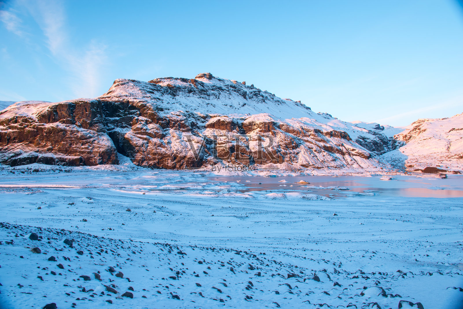 冰川上的日落与冰冻的湖泊。照片摄影图片