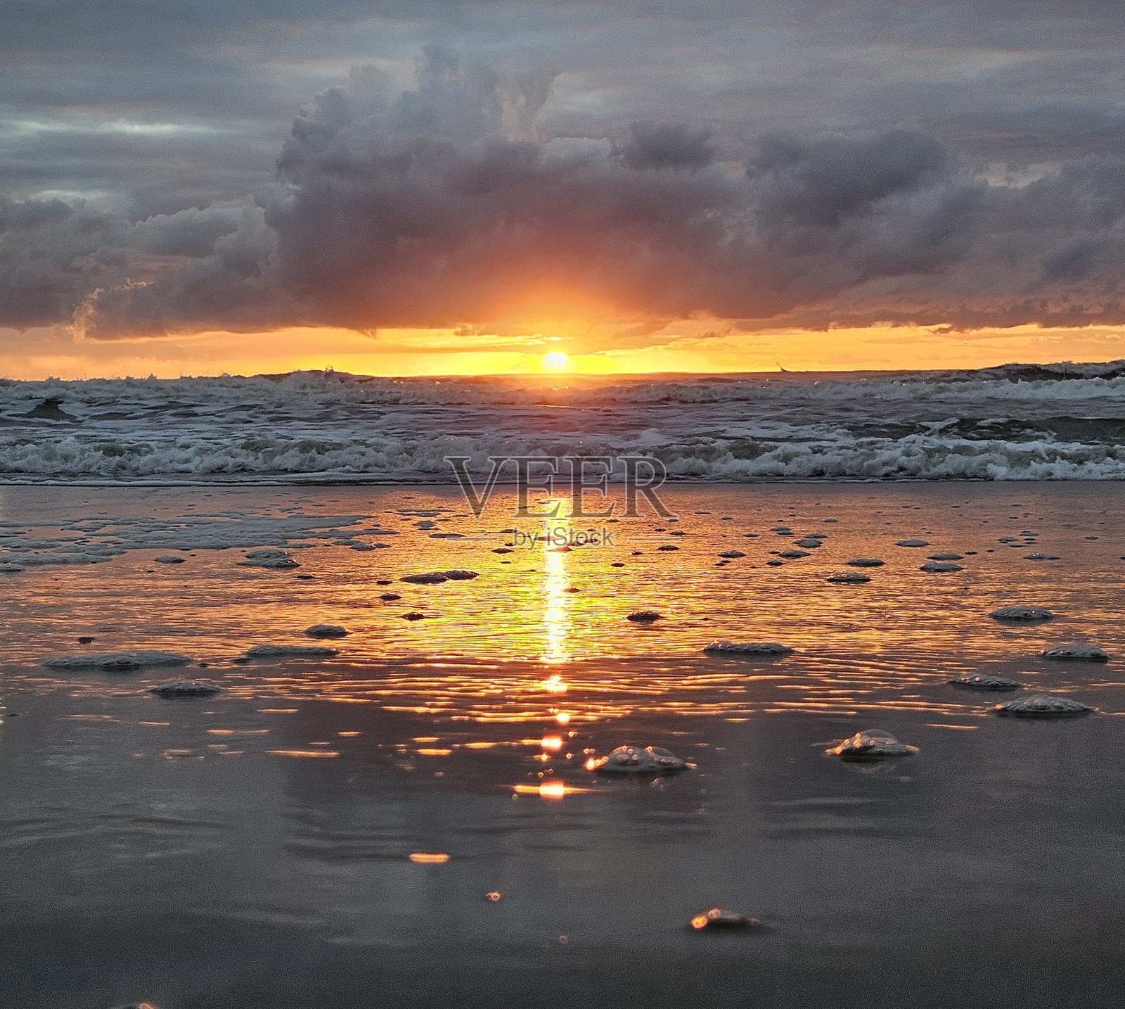 海滩上的日出照片摄影图片