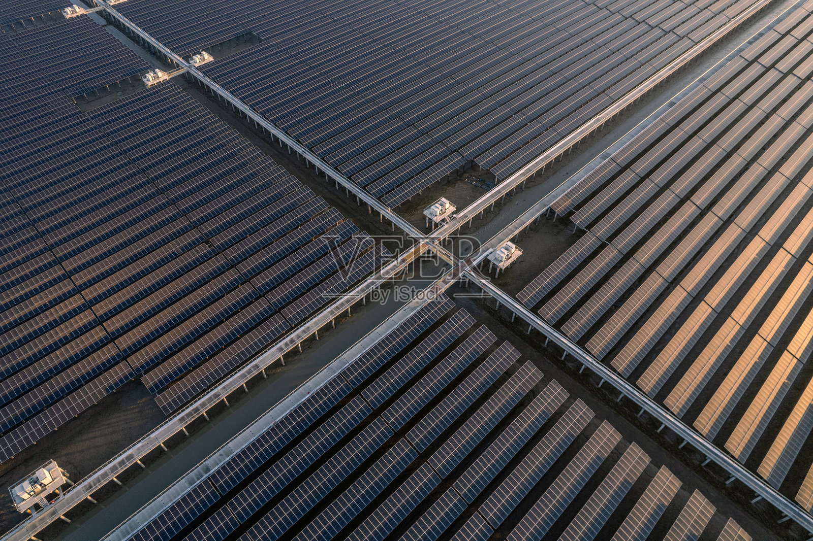 整齐排列的太阳能光伏板的鸟瞰图照片摄影图片