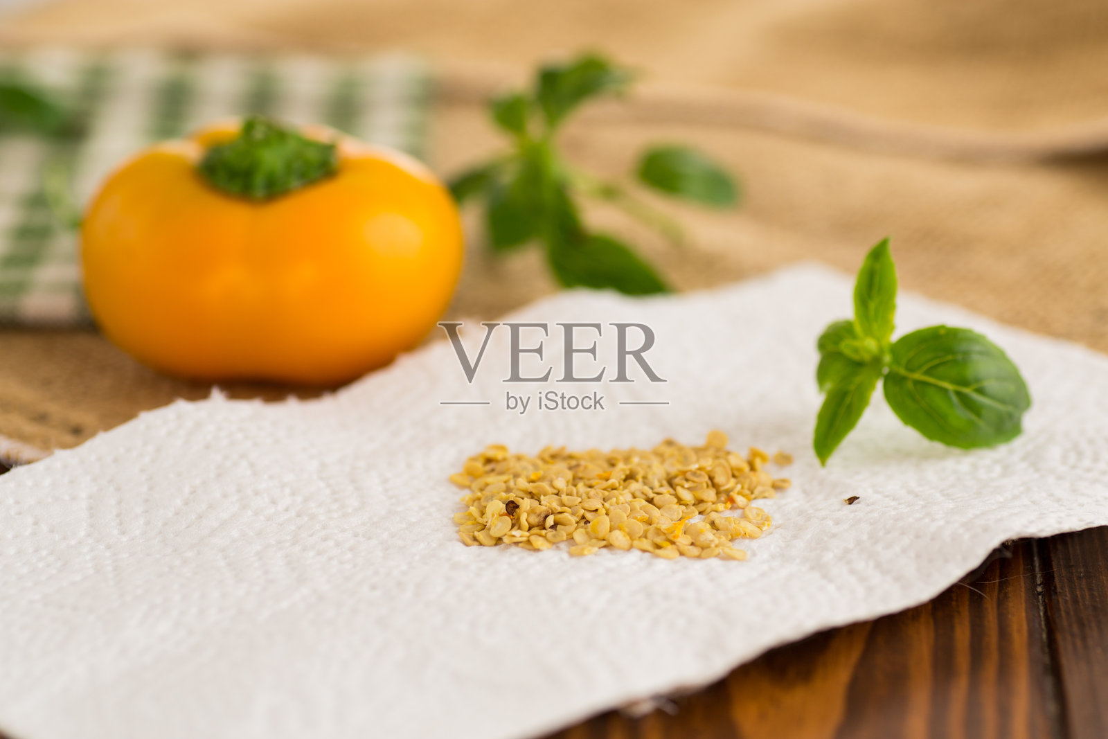 木桌上的黄色辣椒种子照片摄影图片