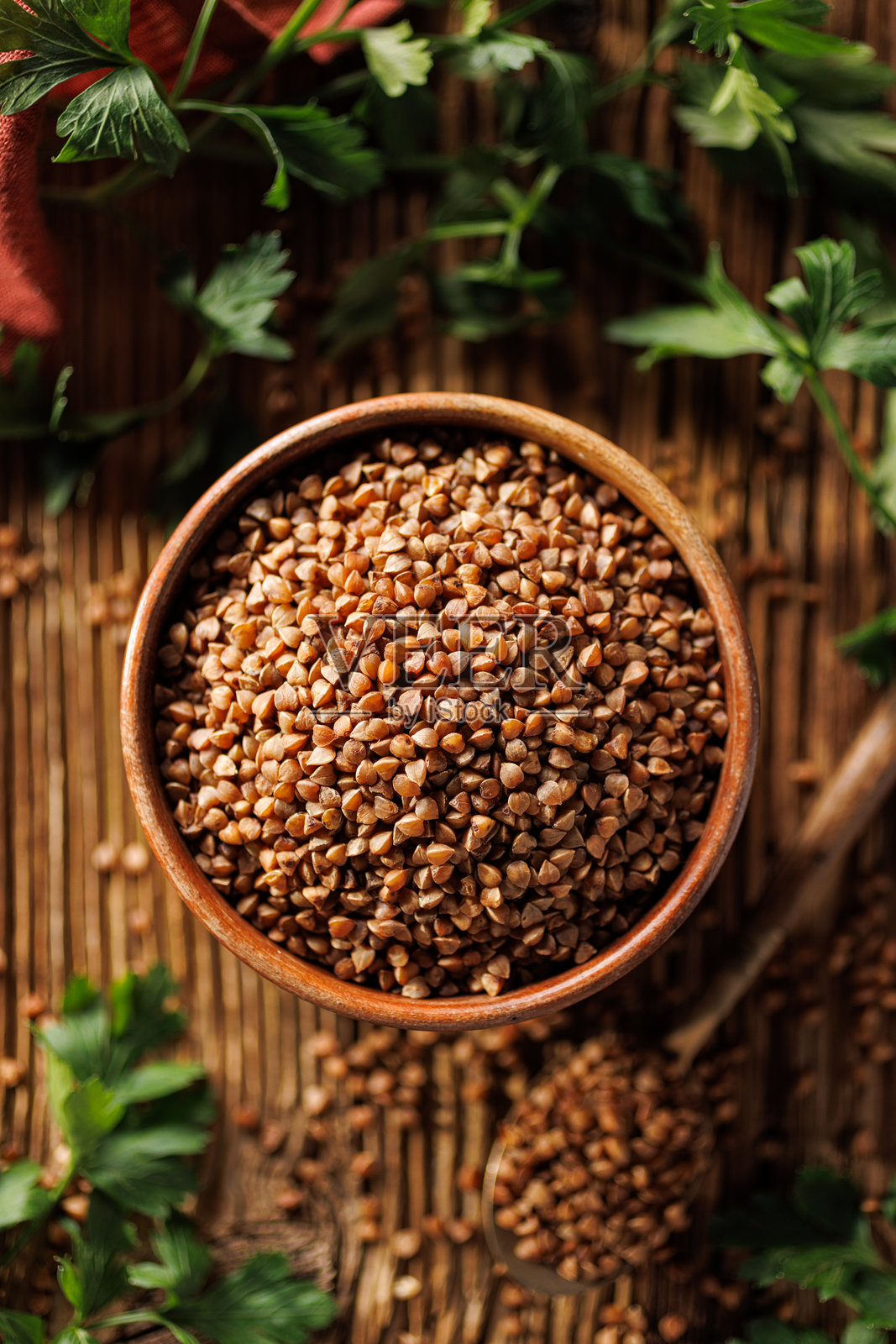 常见的烤棕色荞麦粒放在木碗中照片摄影图片