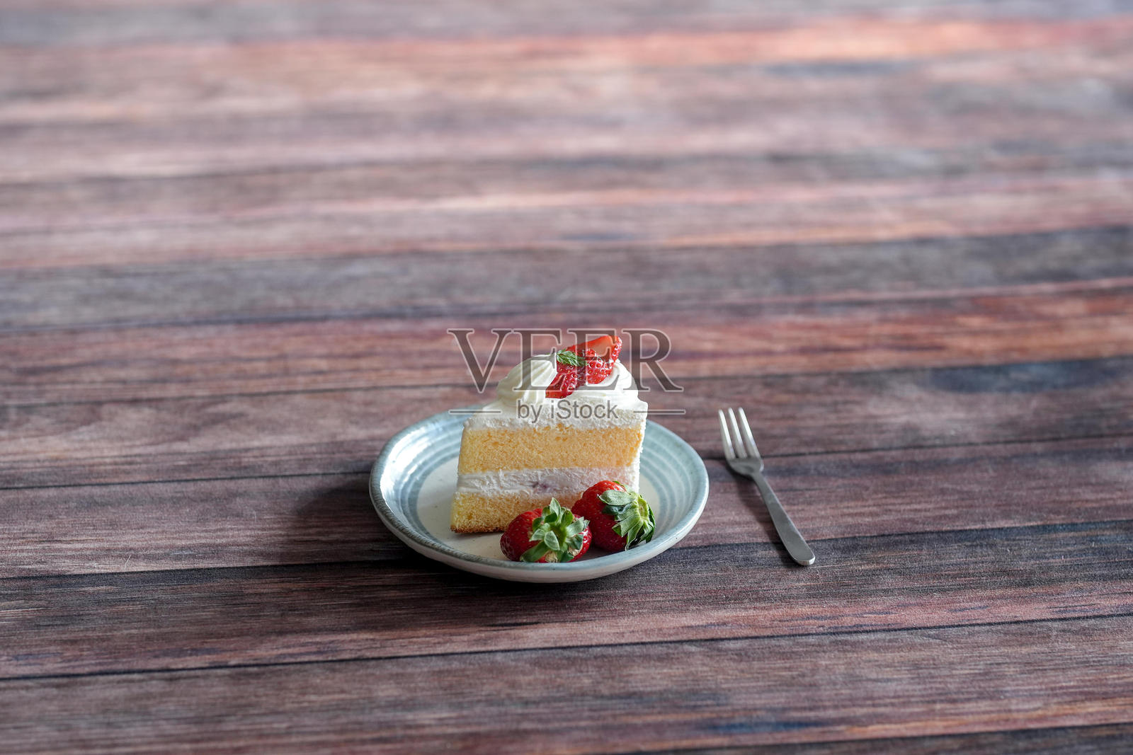 草莓短蛋糕放在木地板上照片摄影图片