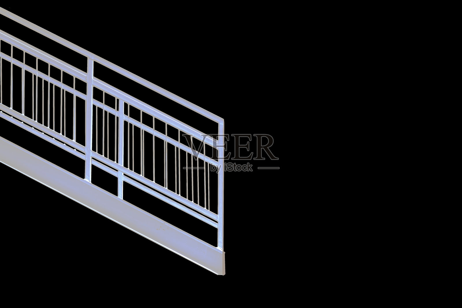 金属灰色银色楼梯平台和墙壁在黑暗的夜晚照片摄影图片
