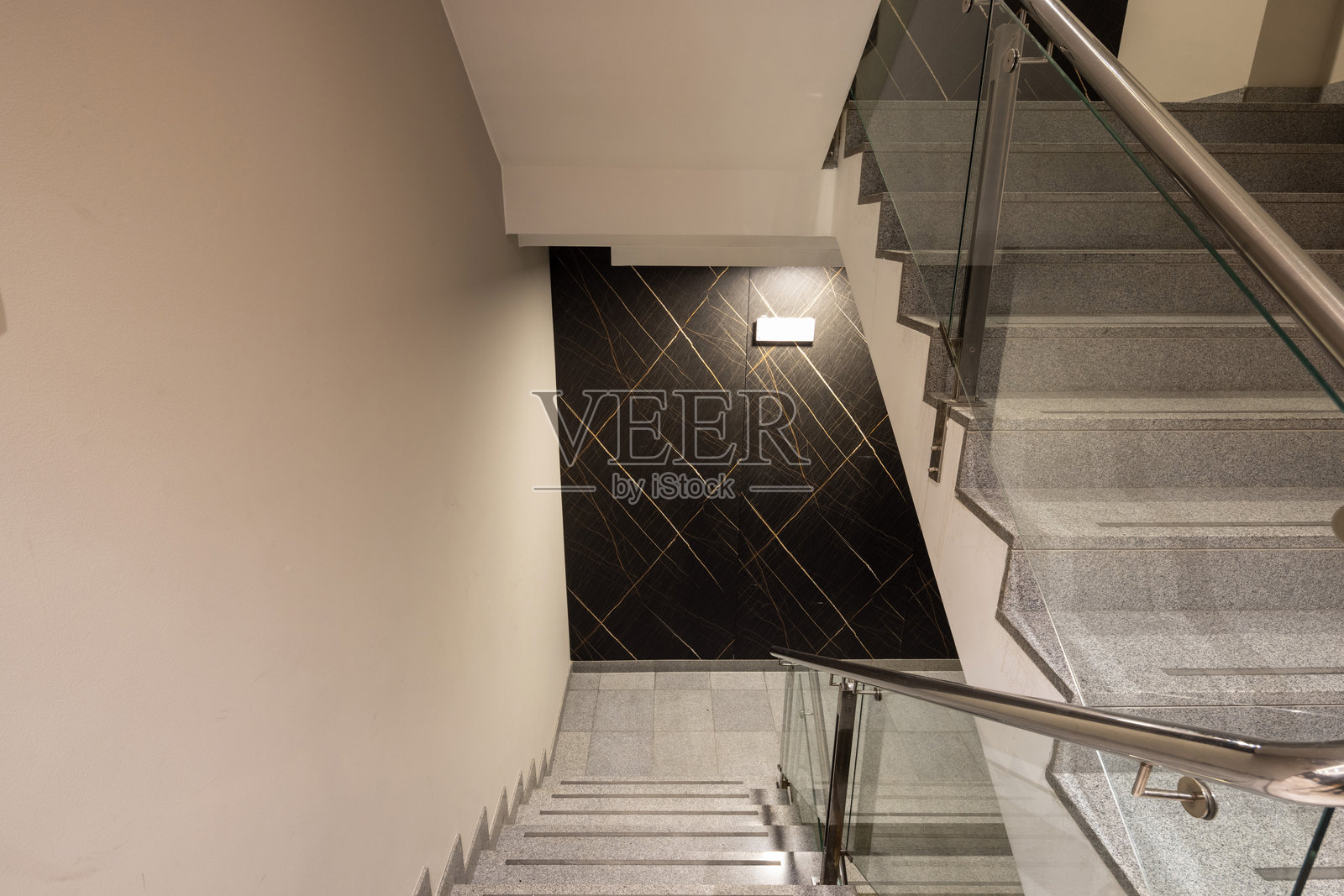 酒店大堂内部,配有大理石地板和楼梯照片摄影图片