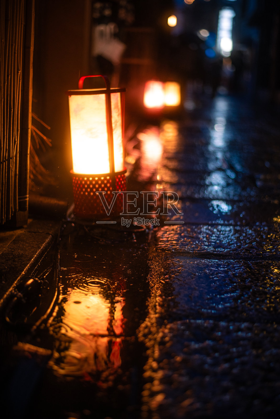 夜晚湿润的鹅卵石上映照着传统灯笼照片摄影图片