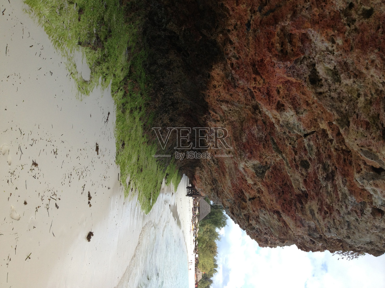 冲绳的瀬底海滩景观。被海水侵蚀的岩石。照片摄影图片