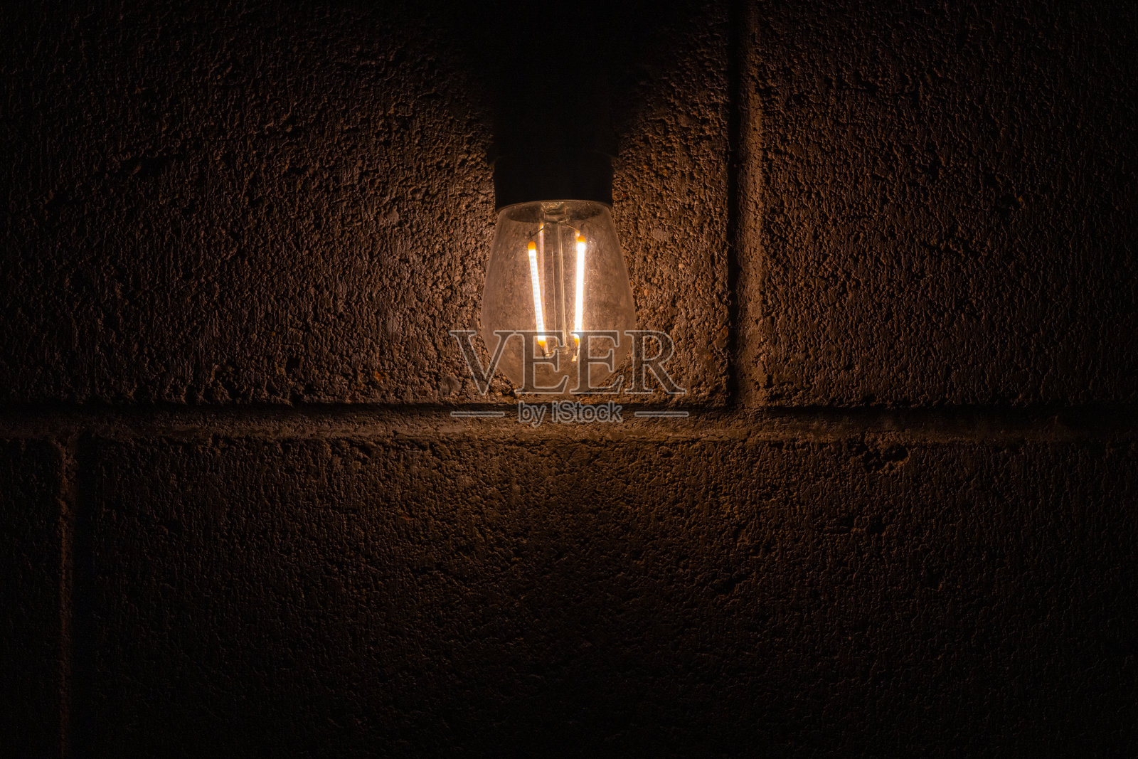 混凝土墙上的灯泡照片摄影图片