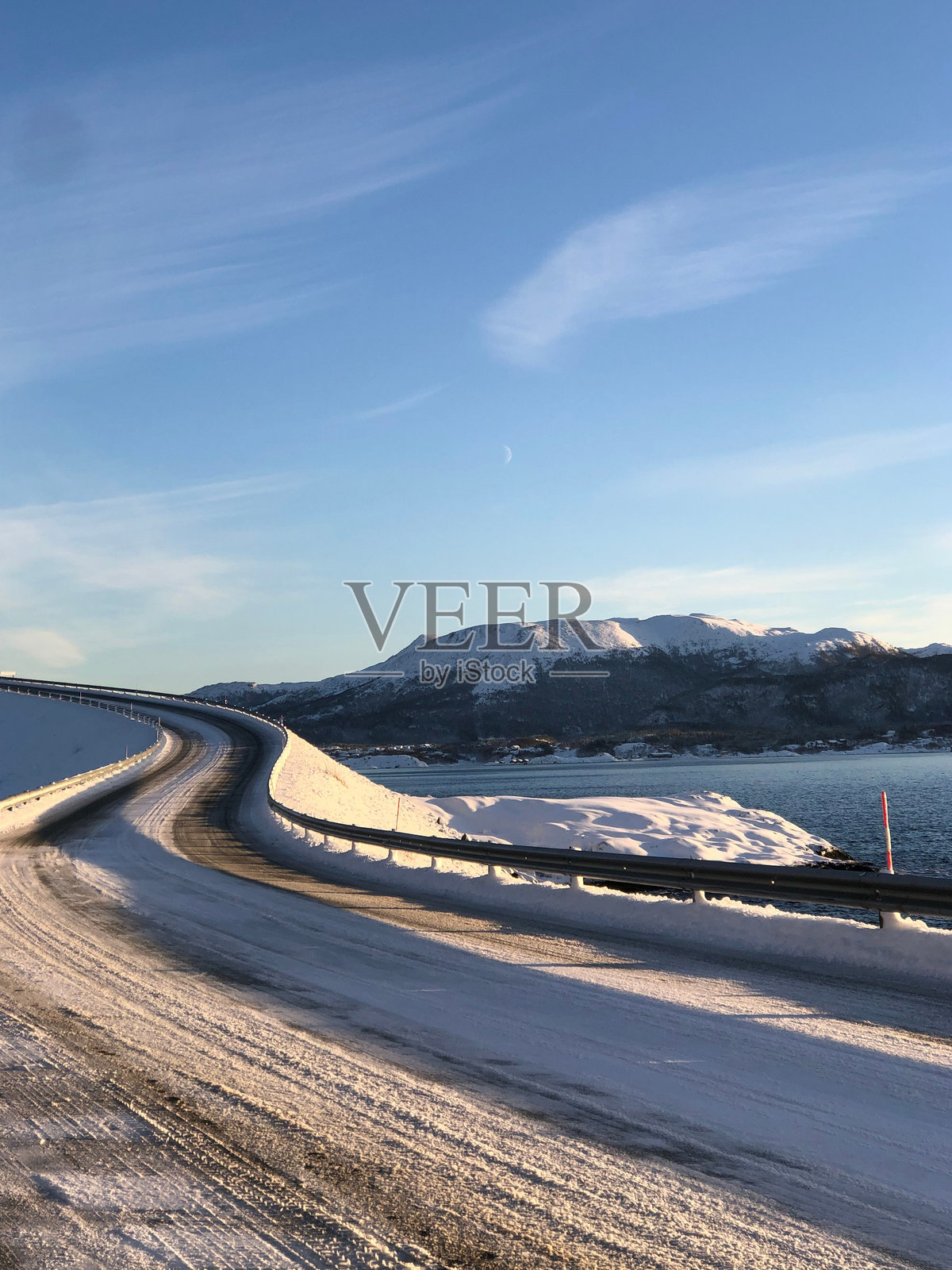 峡湾旁弯曲的雪-covered道路照片摄影图片