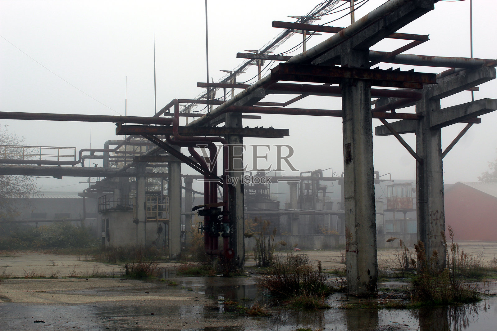 雾天中的废弃化工厂照片摄影图片