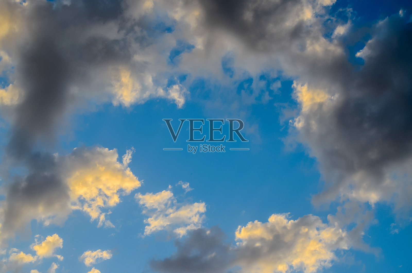 天空湛蓝,点缀着几朵云彩。照片摄影图片