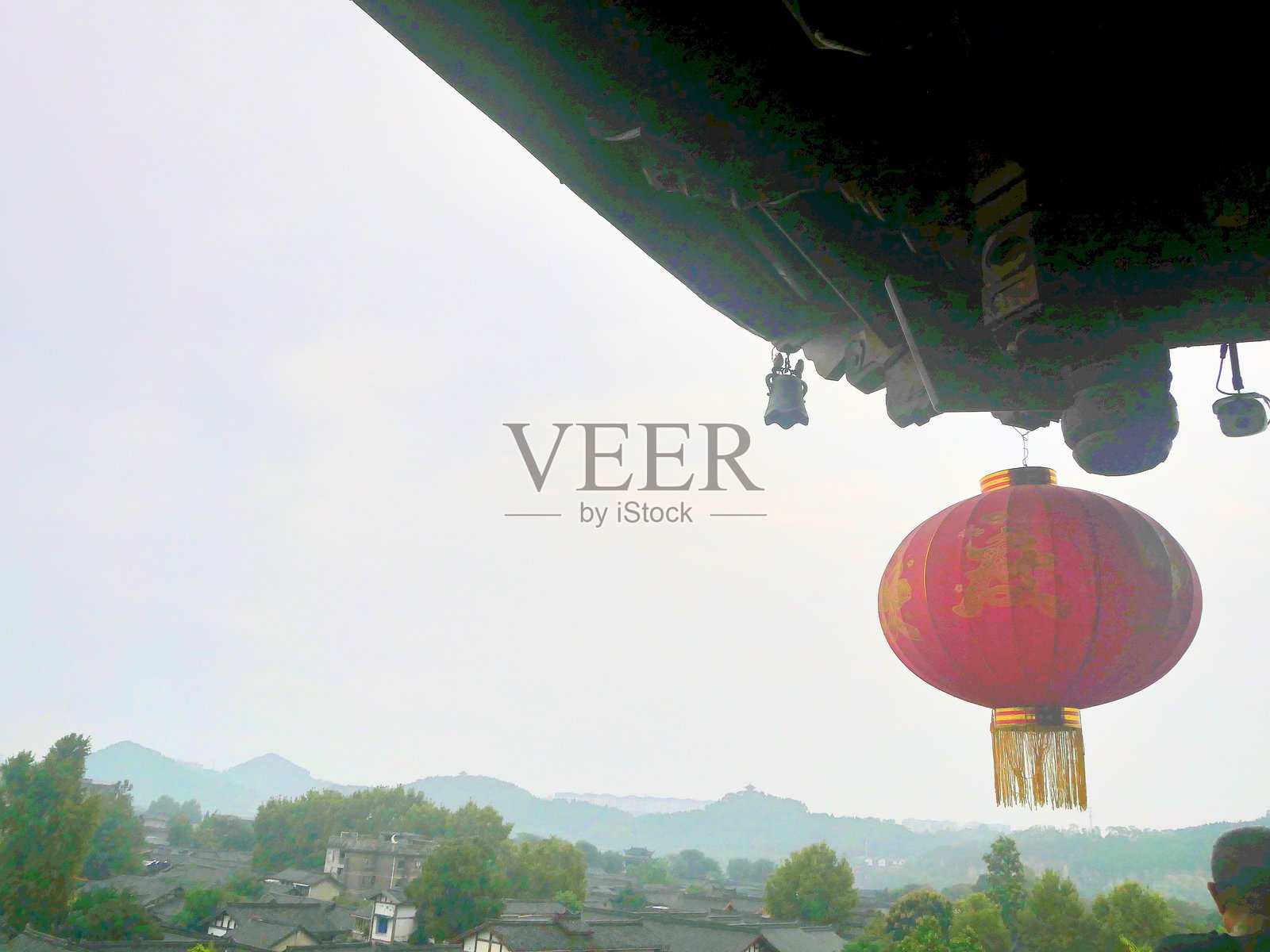 传统的红灯笼悬挂在天花板上,背景是古老的城市照片摄影图片