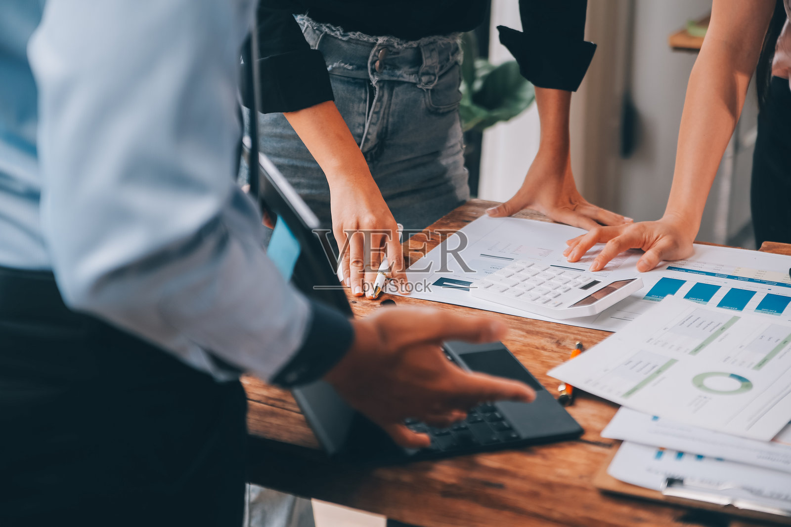 基金经理团队在办公室咨询并讨论投资股市分析照片摄影图片