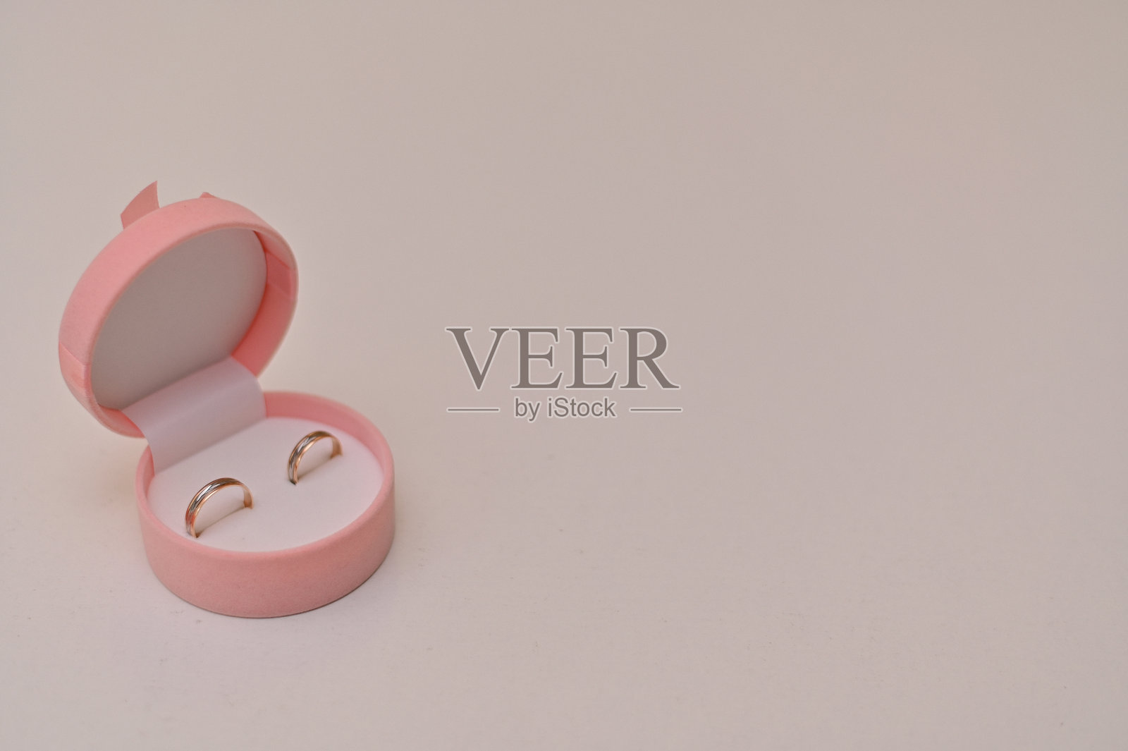 新郎新娘的两枚婚戒放在一个盒子里照片摄影图片