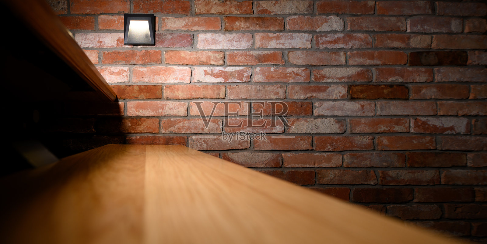 木制楼梯的台阶,红砖墙照片摄影图片