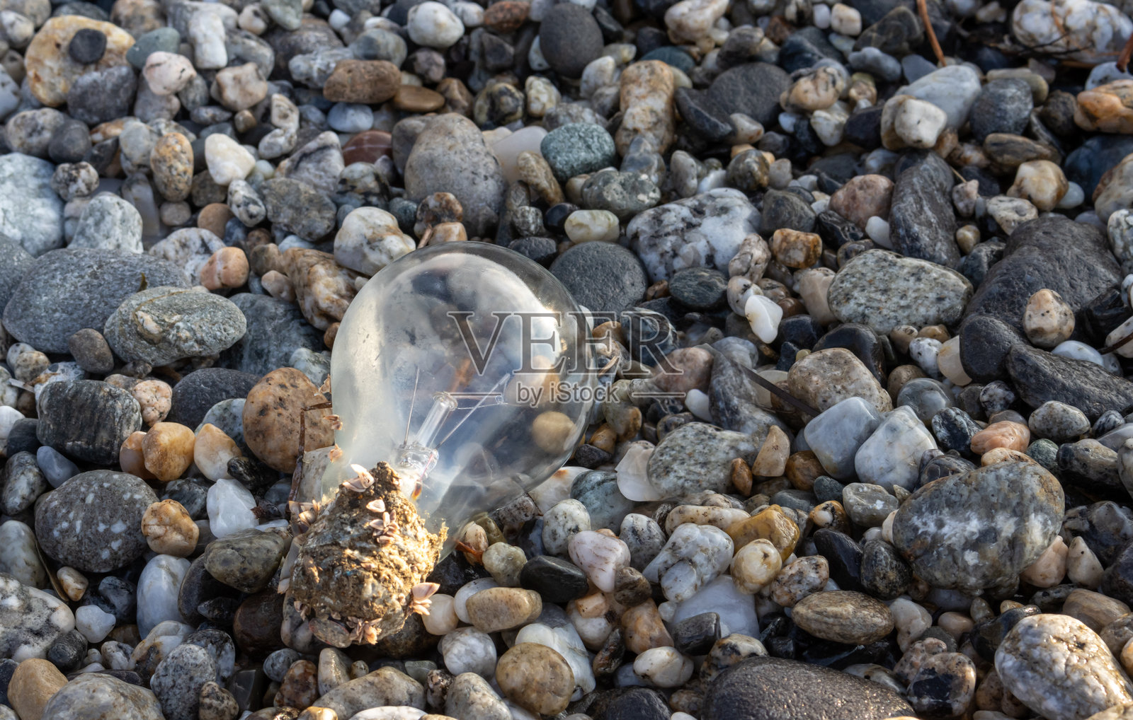 西西里岛,意大利的海滩上的旧灯泡照片摄影图片
