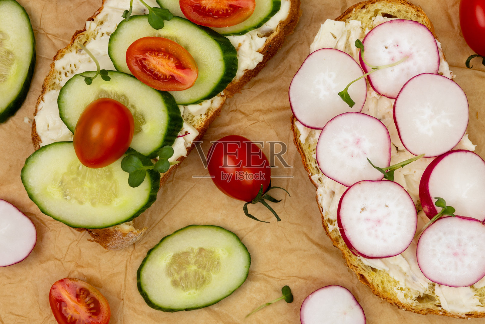 新鲜蔬菜吐司,搭配生动的配料和自然的质感,摆放在温馨的厨房背景中。照片摄影图片