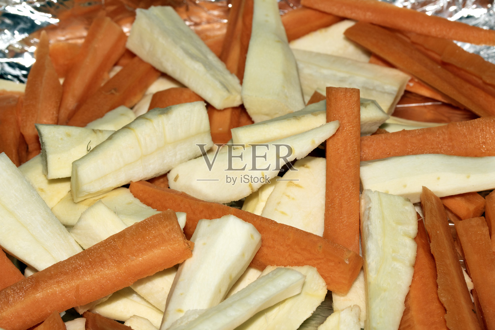 胡萝卜和欧洲防风根的特写,配有蜂蜜芥末酱,准备好享用烤晚餐照片摄影图片