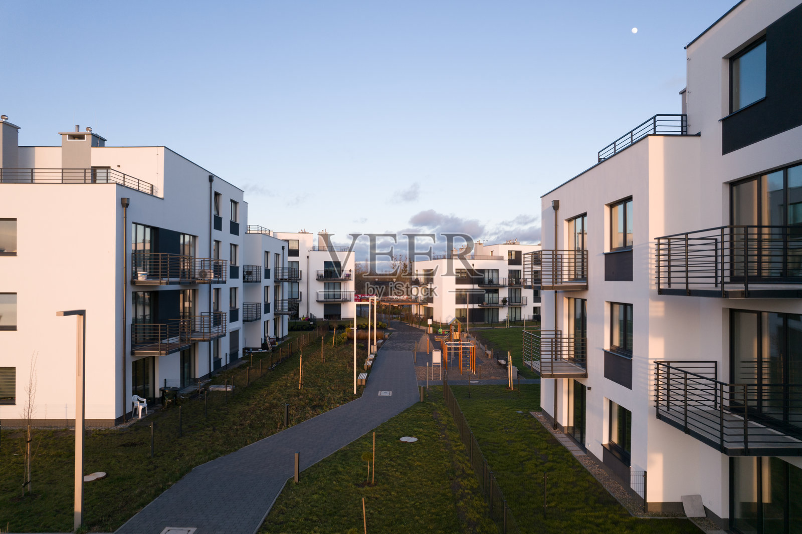 现代公寓综合体与共享户外空间照片摄影图片