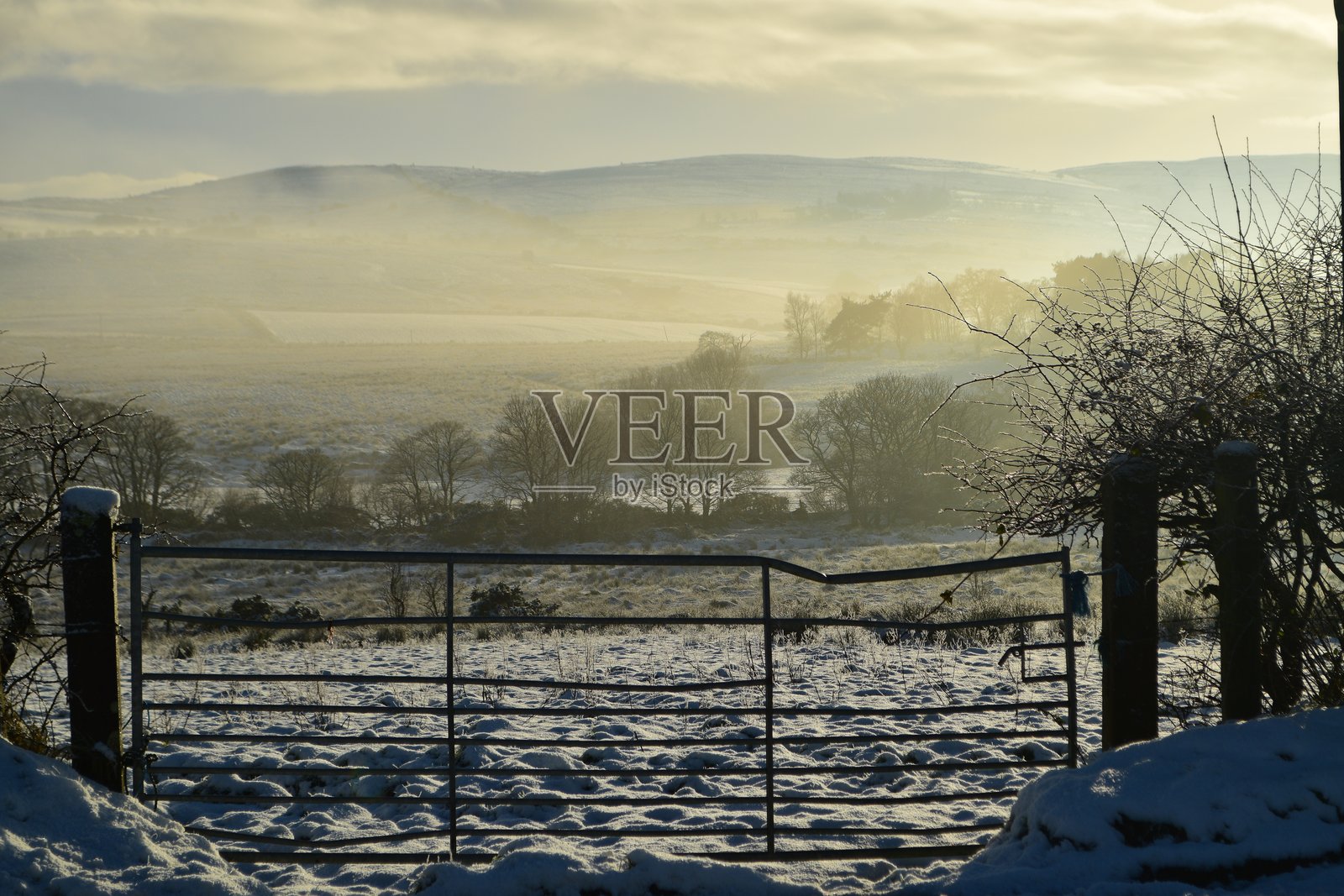 通过大门眺望北爱尔兰冬季的雪山景色照片摄影图片
