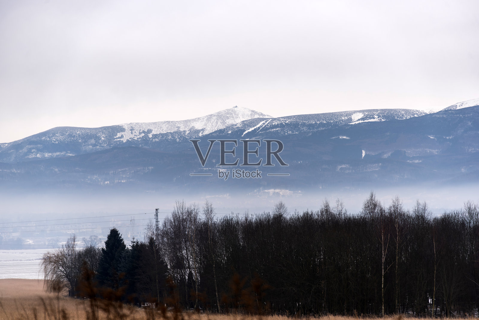 波兰冬季的喀尔科诺什山脉。冬季山地风景。照片摄影图片