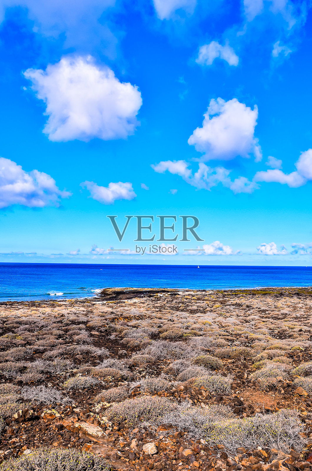 美丽的蓝天上飘着几朵云彩照片摄影图片