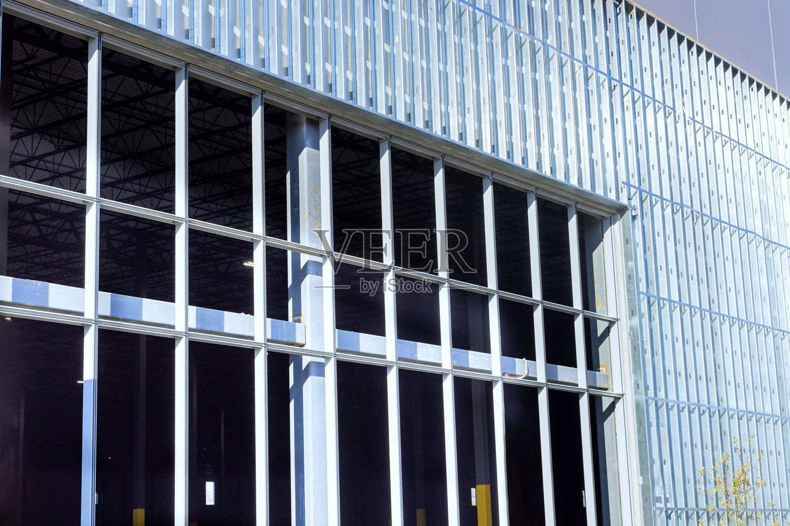 在大型商业建筑的施工中,使用了钢梁和型材。照片摄影图片